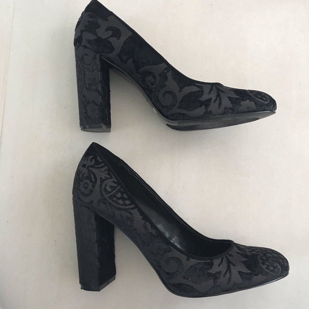 Nine West Tapestry Stacked Heel Pumps - Picture 3 of 8